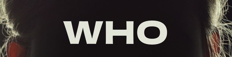 Kdo jsem? ptá se žena na obrázku s logem Kojima Productions